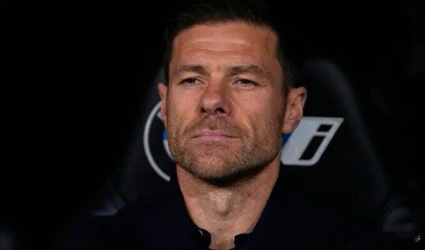 据西班牙《马卡报》报道，皇马更衣室与主教练阿隆索之间发生了“冷战”，多位球员对他