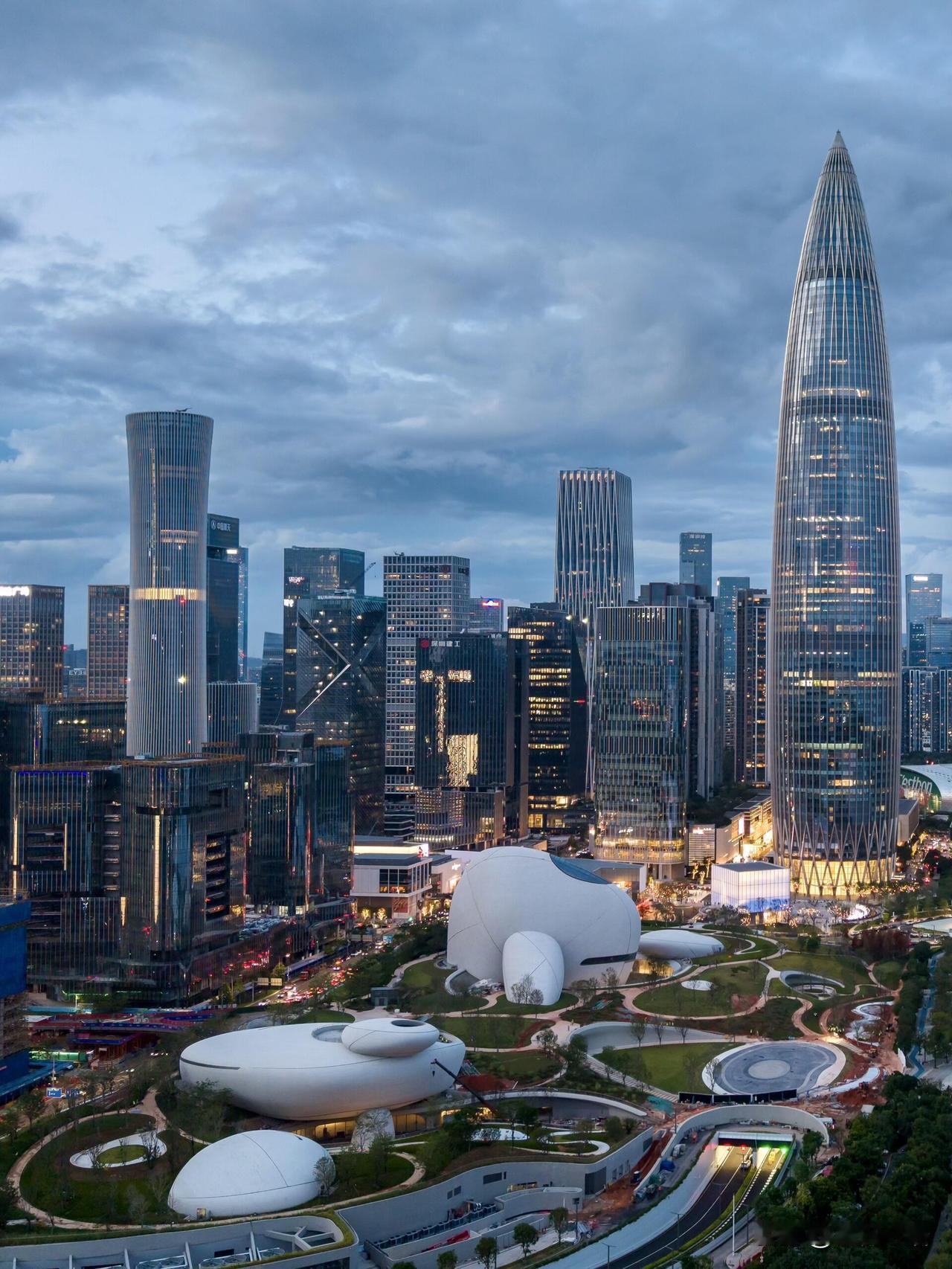 深圳又整活！这“巨型AirPods”也太离谱了看到深圳新地标时，我直接懵了