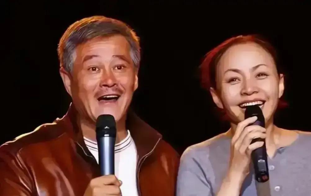 主持人问赵本山：“你合作过的搭档里，你最服气的人是谁？”赵本山慢条斯理地说：“放眼望去，整个小品界只