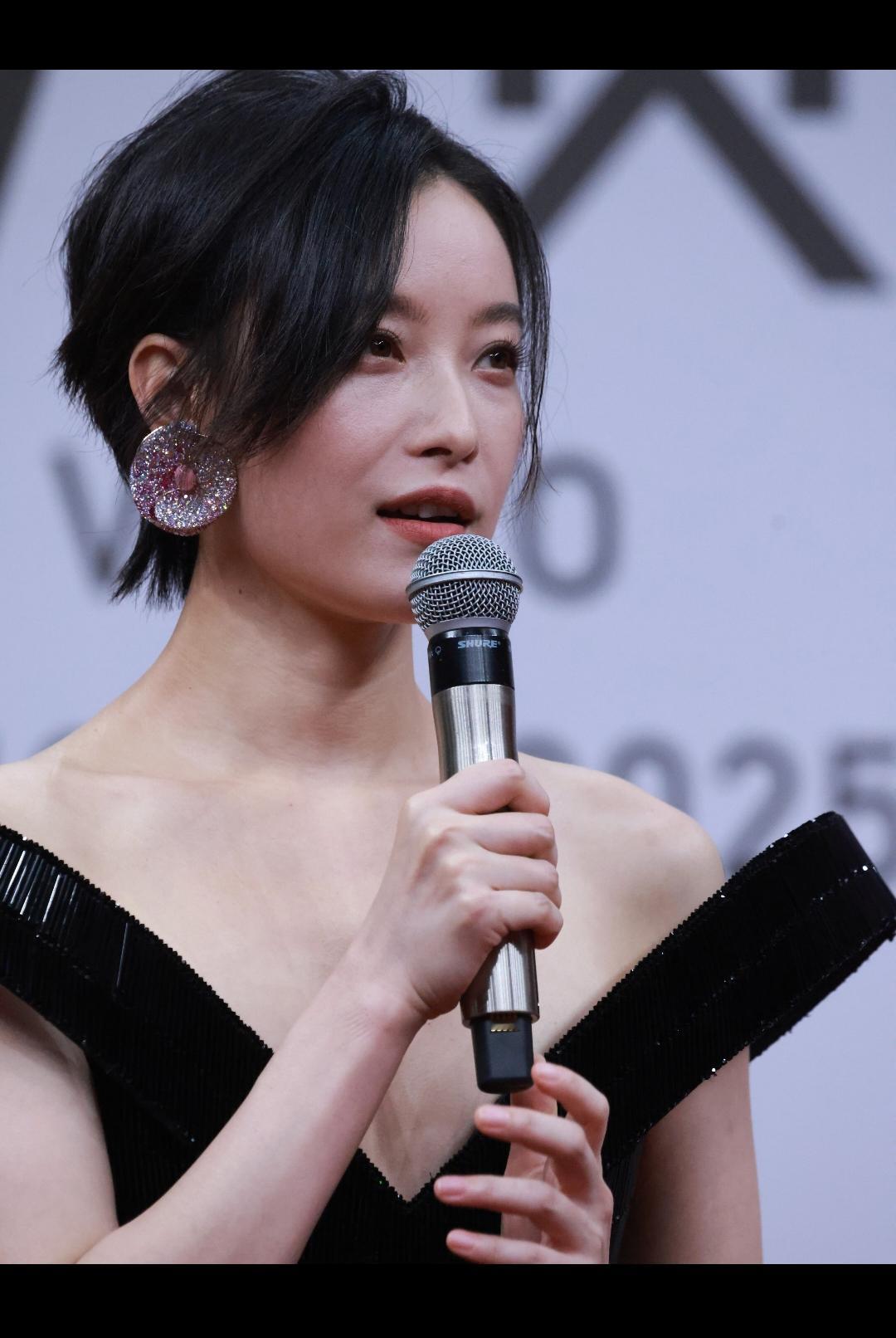 感觉娱乐圈就倪妮最真实，看着她松弛的苹果肌，她应该是一点医美都没有做！她本来好几年前就该大火的，只是
