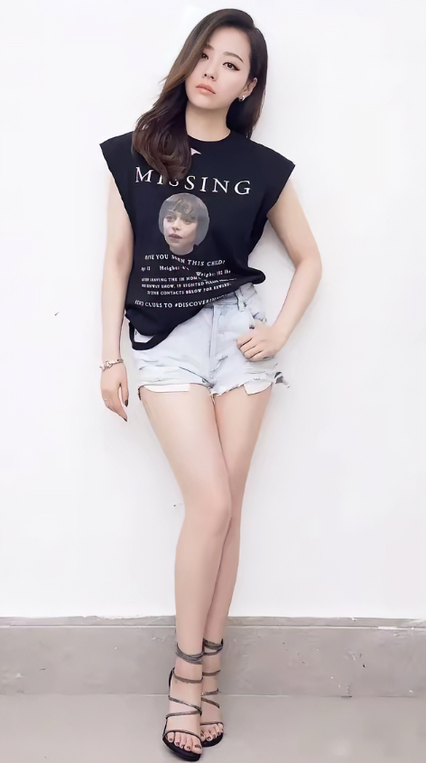 张靓颖，162cm，脚丫肉嘟嘟的，脚趾头整起很美，就是看着这鞋有点太勒脚了，你们