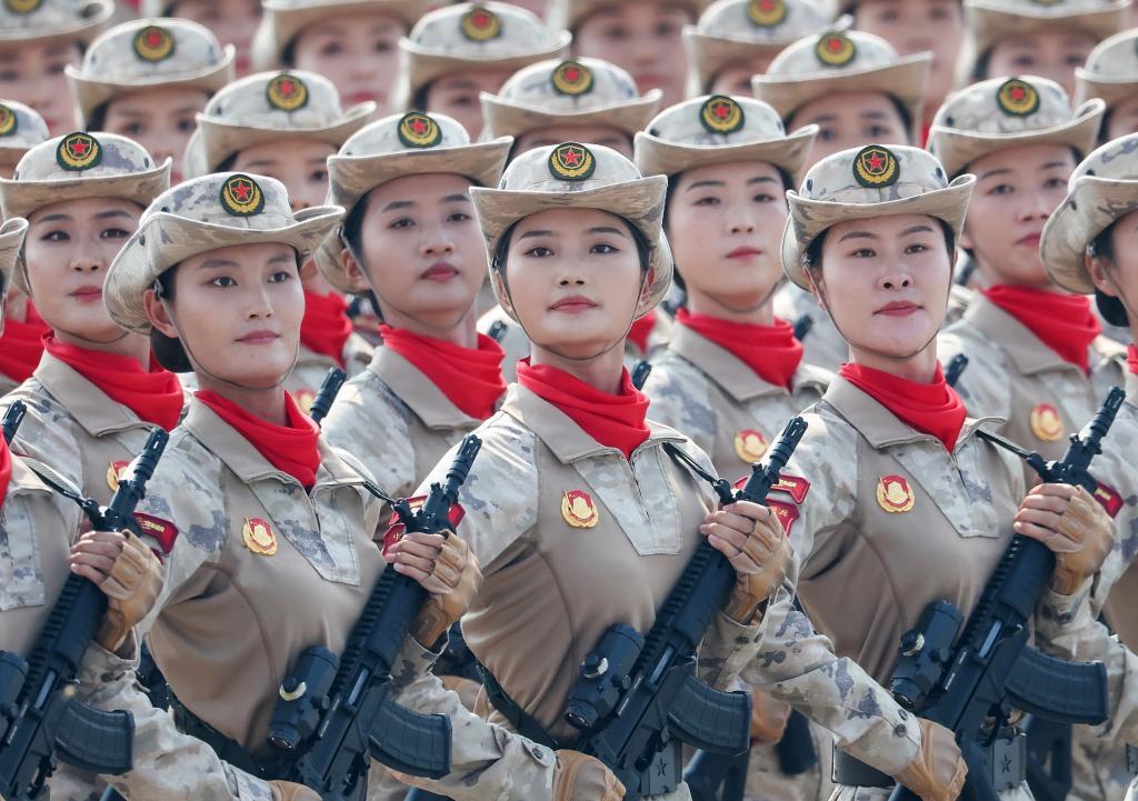 93阅兵女兵方队的出场，让我眼前一亮。就说这一身衣着没得说，太好看了吧！就说这帽