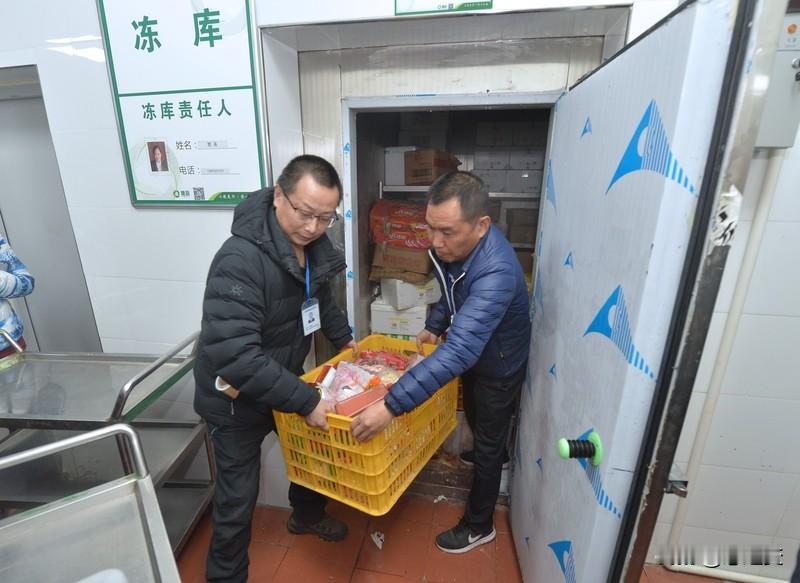 大家评评理，到底谁是对的？在我们这个小城，冷冻肉7块钱一斤，当地的鲜肉11块钱