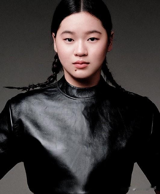 奥运冠军全红婵近日完成个人首次杂志拍摄。镜头前的她双马尾造型俏皮灵动，一袭黑色皮