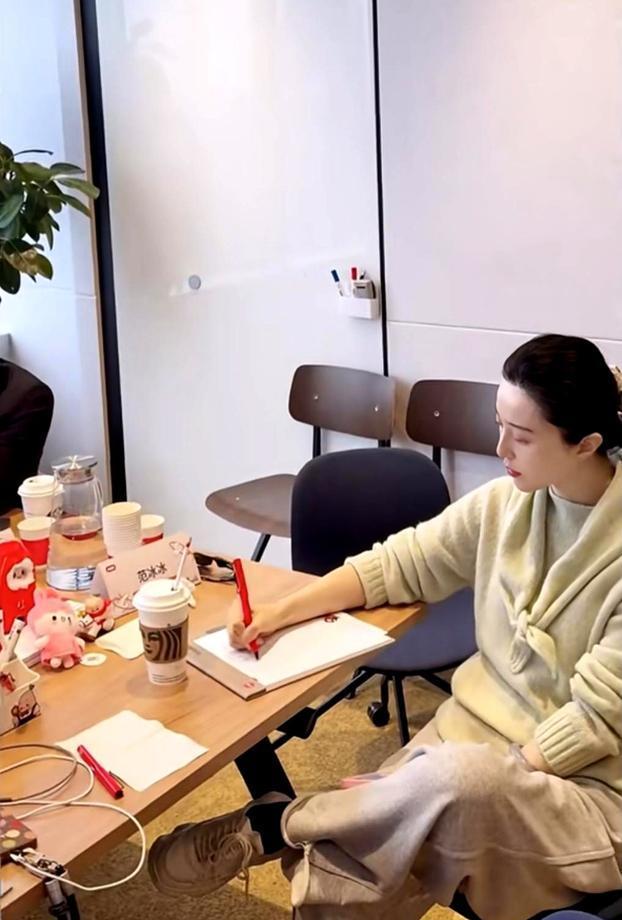 年会现场，她一身“静奢风”，手里的星巴克35一杯，但全场最认真的却是她？你绝对