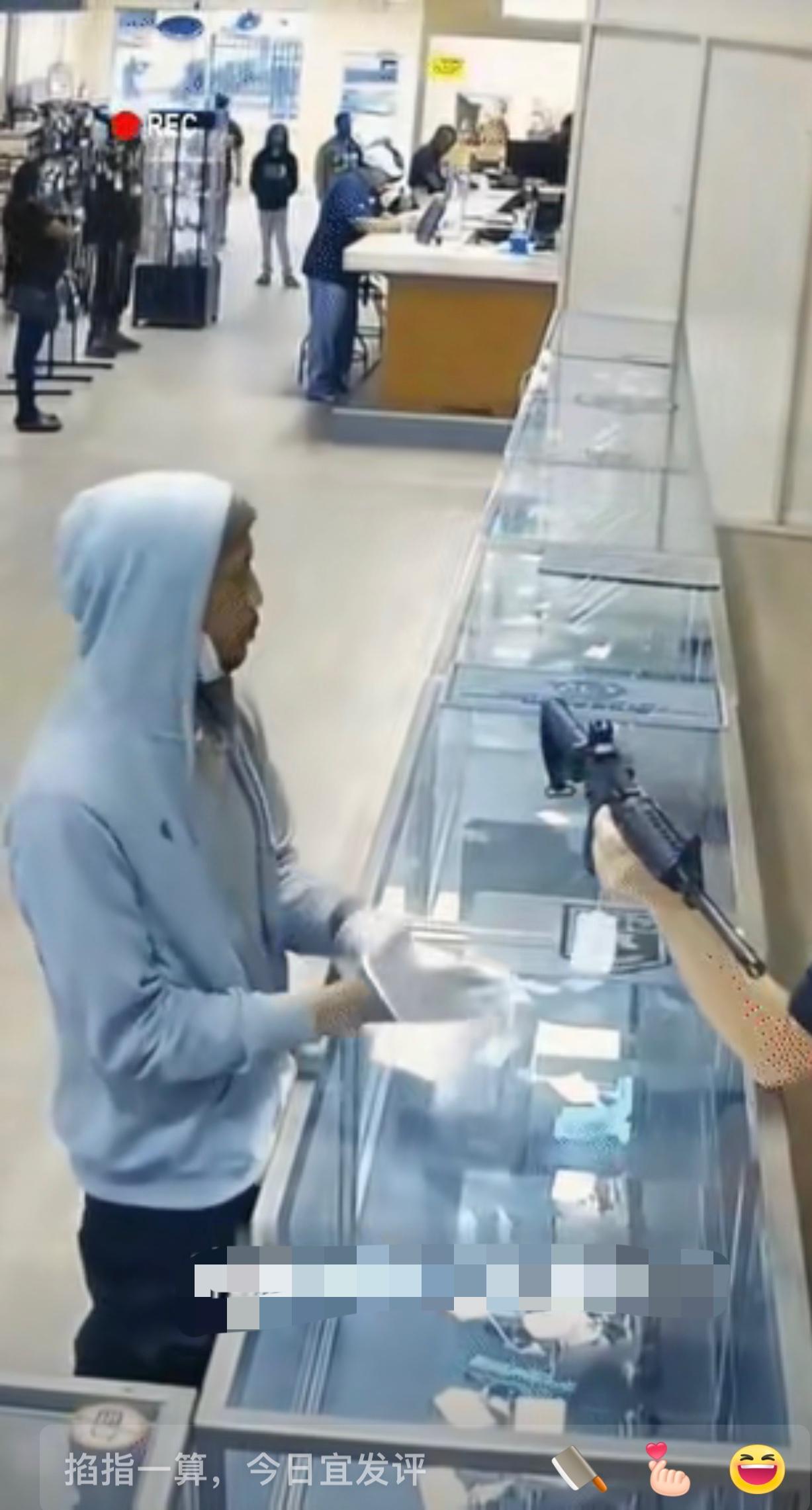 美国这持枪闹剧又出新活！一黑人小哥在枪店买枪，套路玩得那叫一个溜——先挑半自