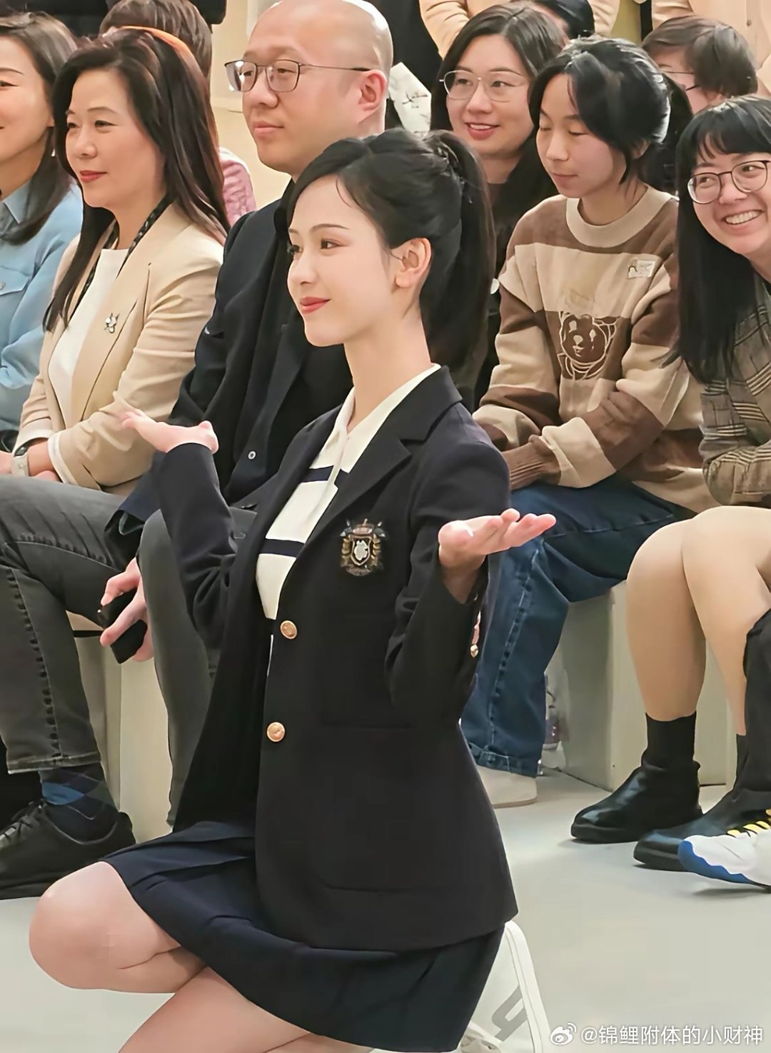 太有书卷气了，不愧是打败奶茶的民间校花。​​​