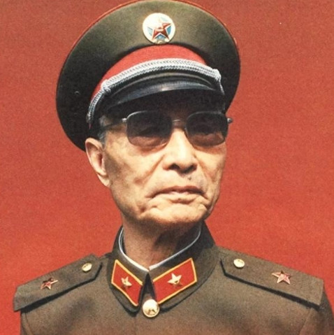 1964年，张爱萍将军到酒泉某基地视察。突然，他发现有10多名背着斜挎包的战士站