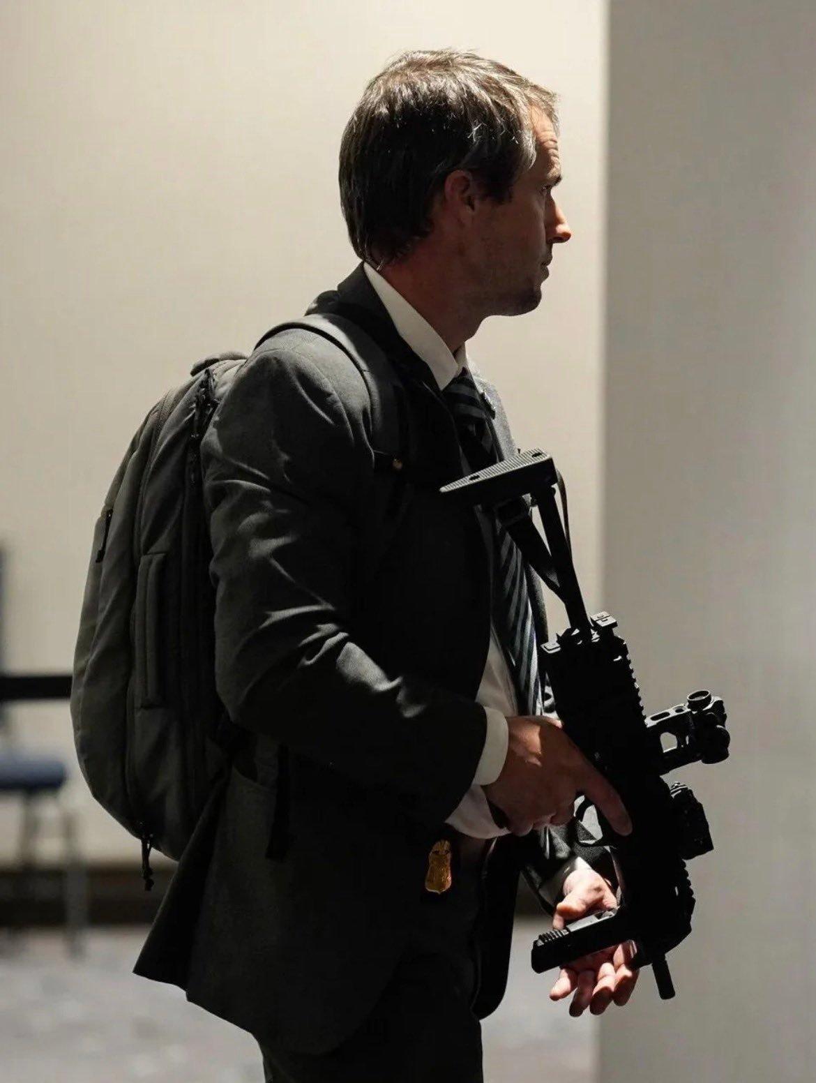 极致割裂的画面，生死关头，有人慌逃避险有人趁乱摸鱼。白宫记者协会晚宴，多位统领