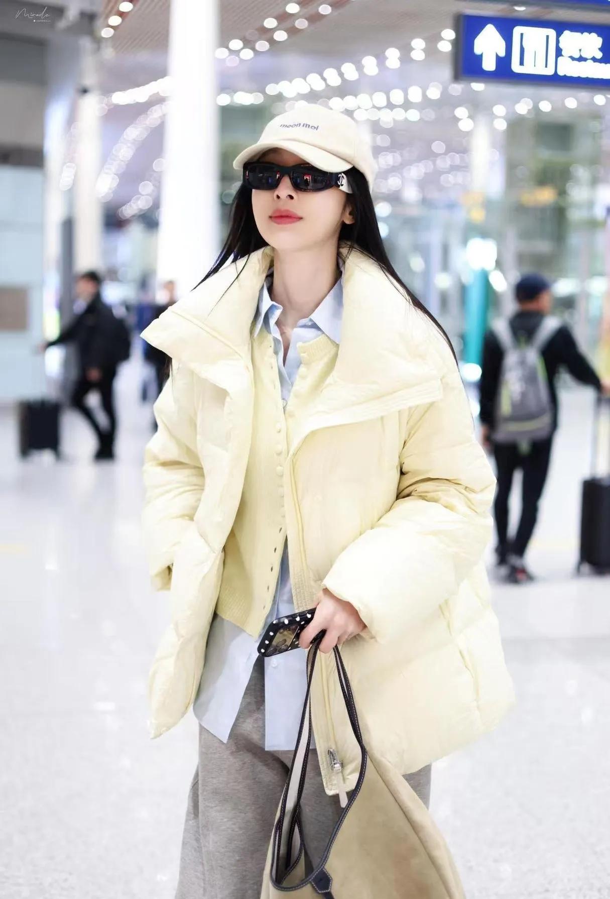张俪的机场穿搭也太会了吧！张俪最新机场路透美翻了～奶黄色羽绒服内搭同色系针