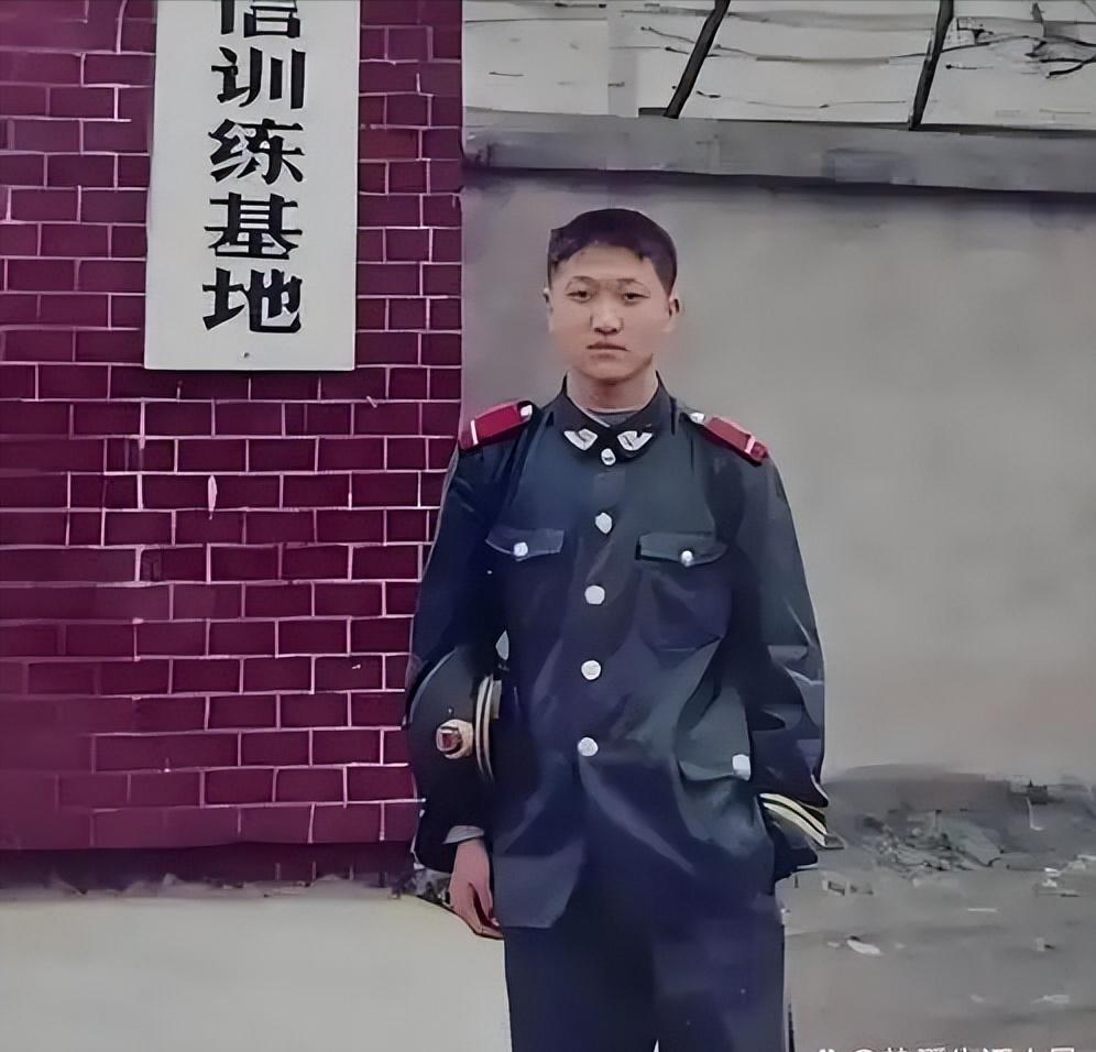 18岁少女惨遭三名壮汉强行挟持，慌乱之中她急忙向身旁同车的武警战士低声求助，没想