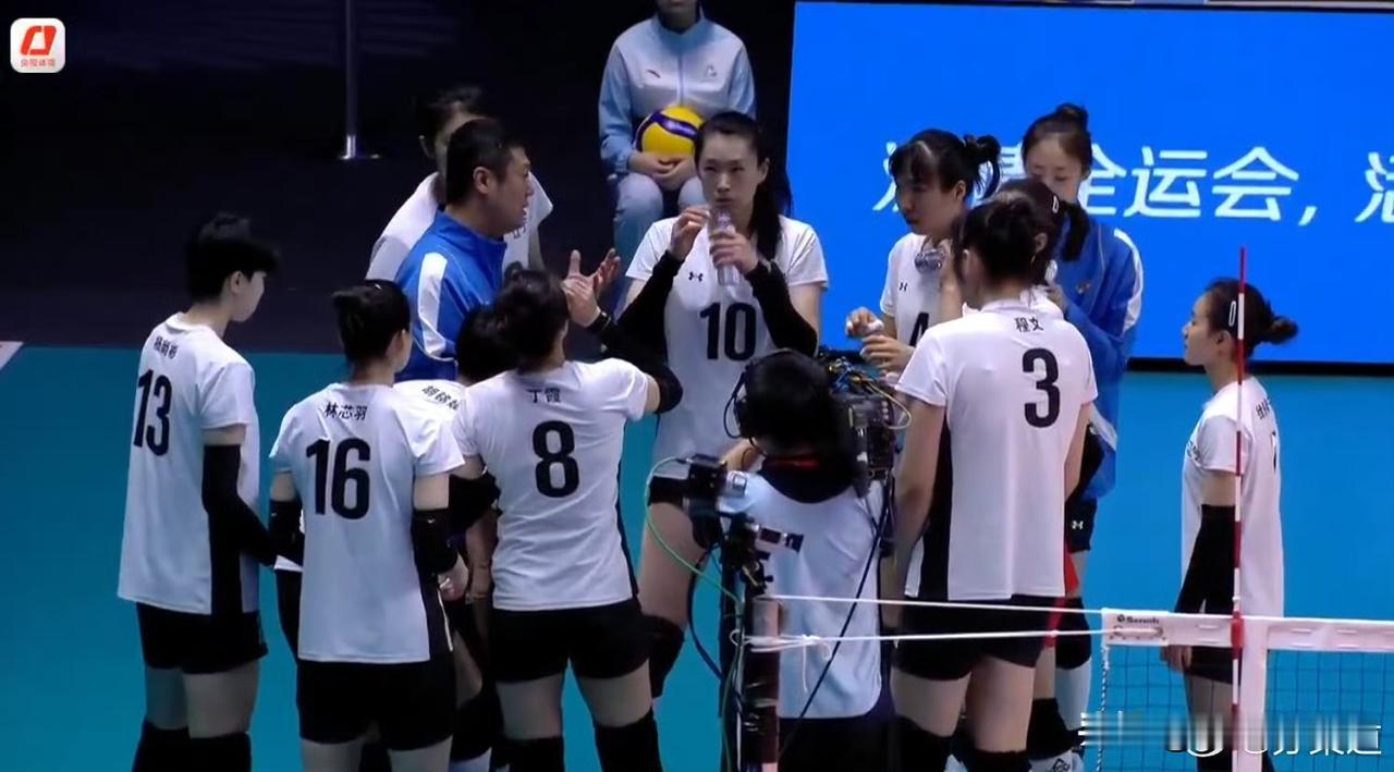 辽宁女排今天打出了一种很命苦的感觉！赵勇教练多次无奈，扭头不想去看辽宁女排的比赛