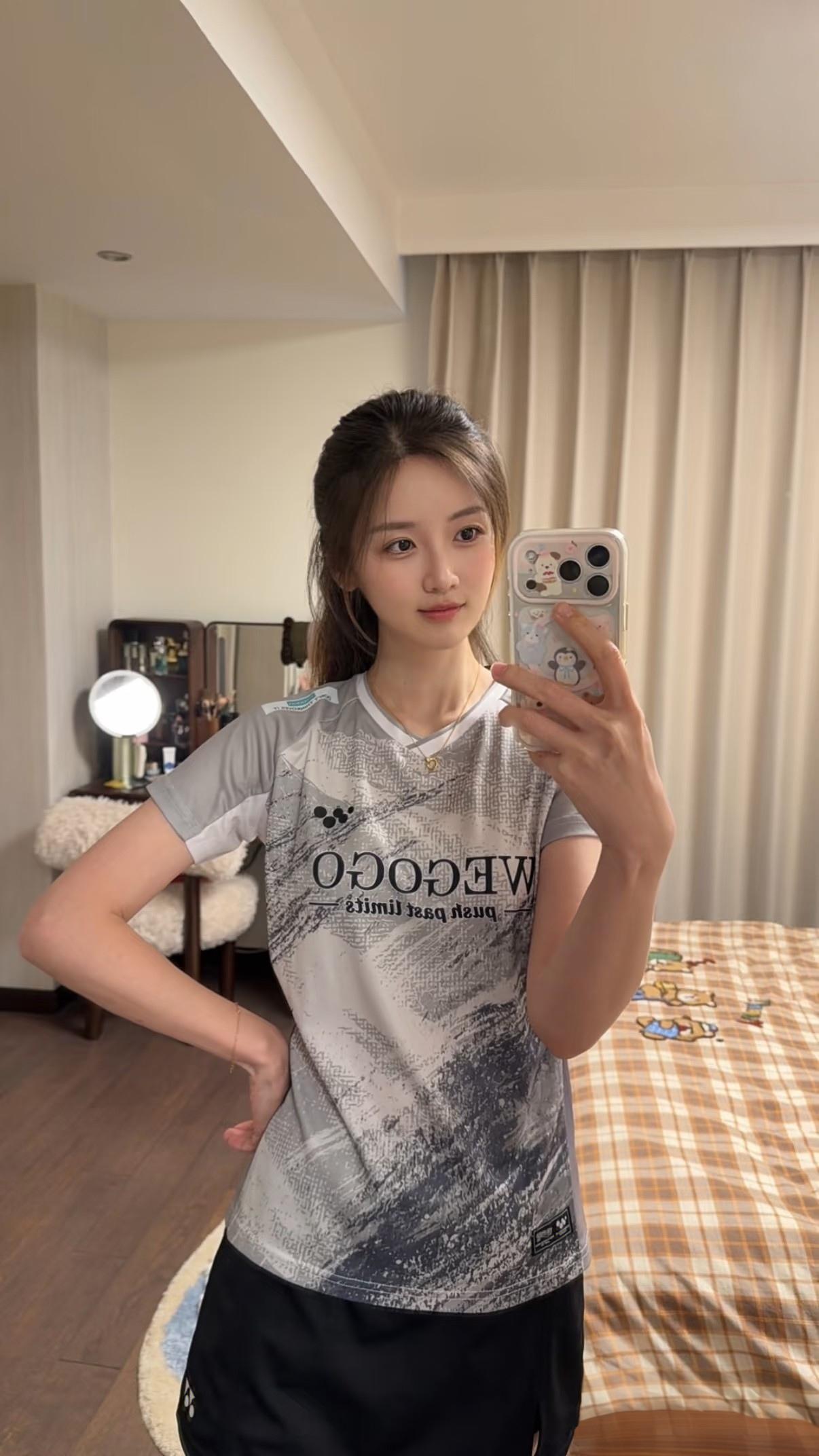 漂亮女孩爱运动！