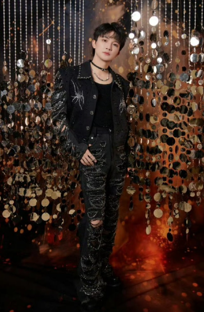 周深与刘宇宁跨年合唱《大鱼》，一上来就拿身高梗互怼，欢乐氛围直接溢出屏幕。接着美