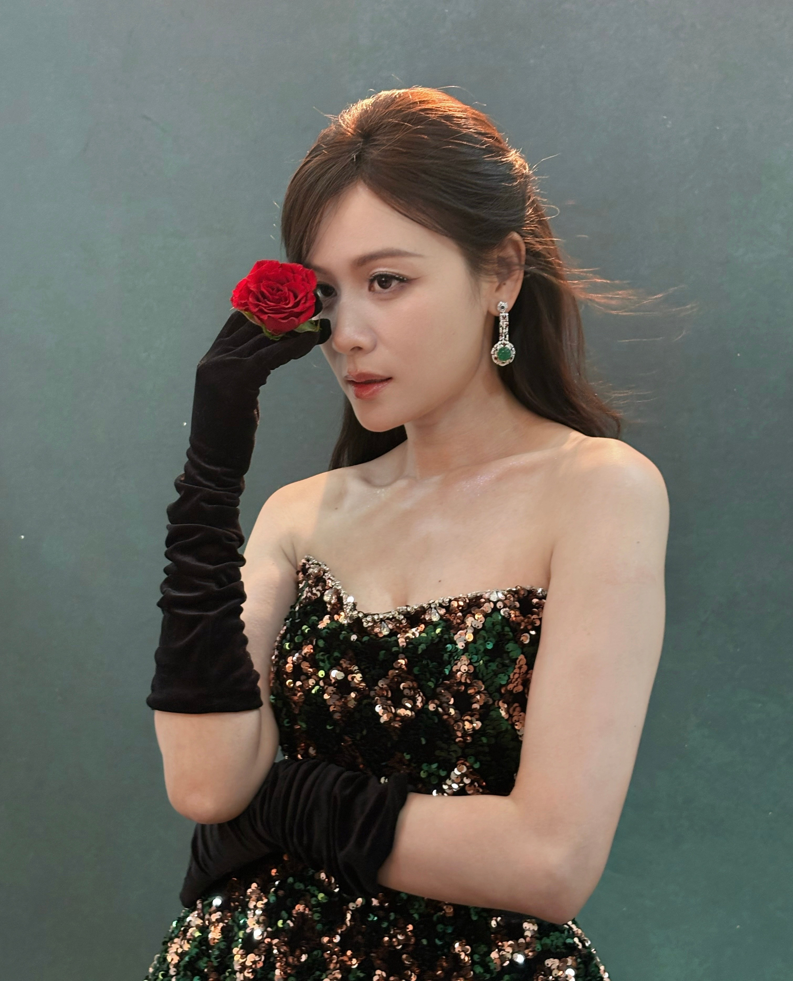 叶一茜裙子好闪叶一茜上浪姐美得好陌生叶一茜登场浪姐，复古造型太赞。抹胸裙bli