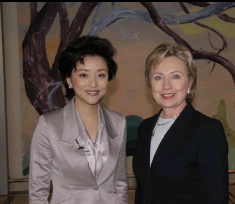 杨澜采访61岁的希拉里。那时的希拉里刚任职美国国务卿，她衣着大方得体，精气神十