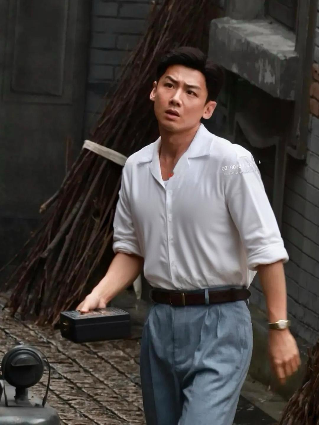 白敬亭怎么变成这样了？他的眉眼和人中那块怎么长这样，感觉面相都变了，发现男演员到
