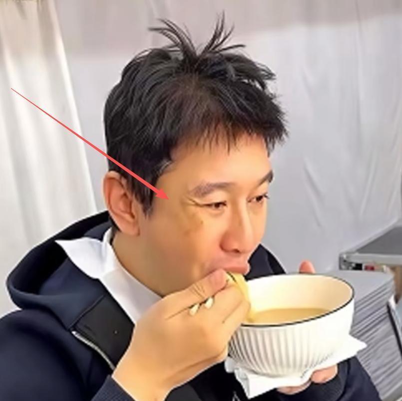 黄晓明蹲在面馆吃面，头发稀了，眼角皱了，人却比以前更稳了。不是老了，是角色在身