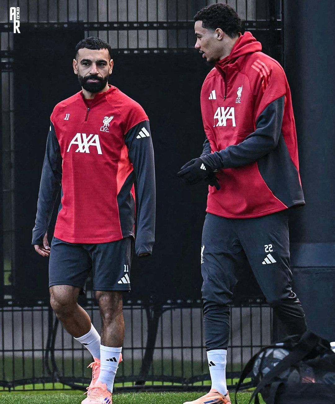 看一下利物浦的训练，队友都还跟萨拉赫有说有笑，主教练这个镜头绝了！埃基蒂克，