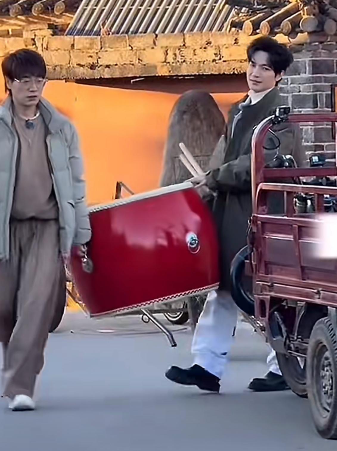 《快乐老友记》路透：哥几个怎么🈶️种过年的感觉。在网上东拼西凑看哥几个的节目