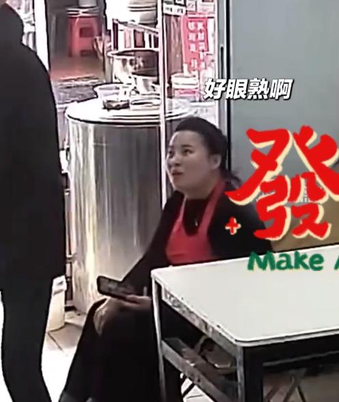 安徽安庆，一女子和亲友偷偷扮成顾客，去到十多年未见的表妹面馆里吃面。本想着给表妹