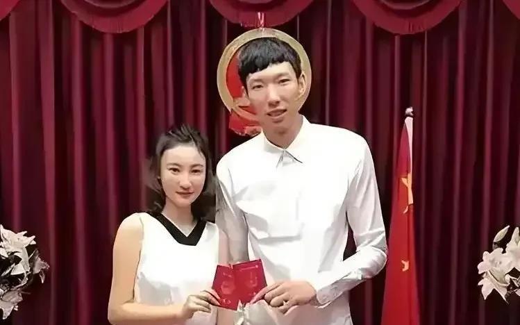 5月21日当天，周琦妻子在社媒上发表了一篇长文，记录了她多年来与周琦的感情生活。