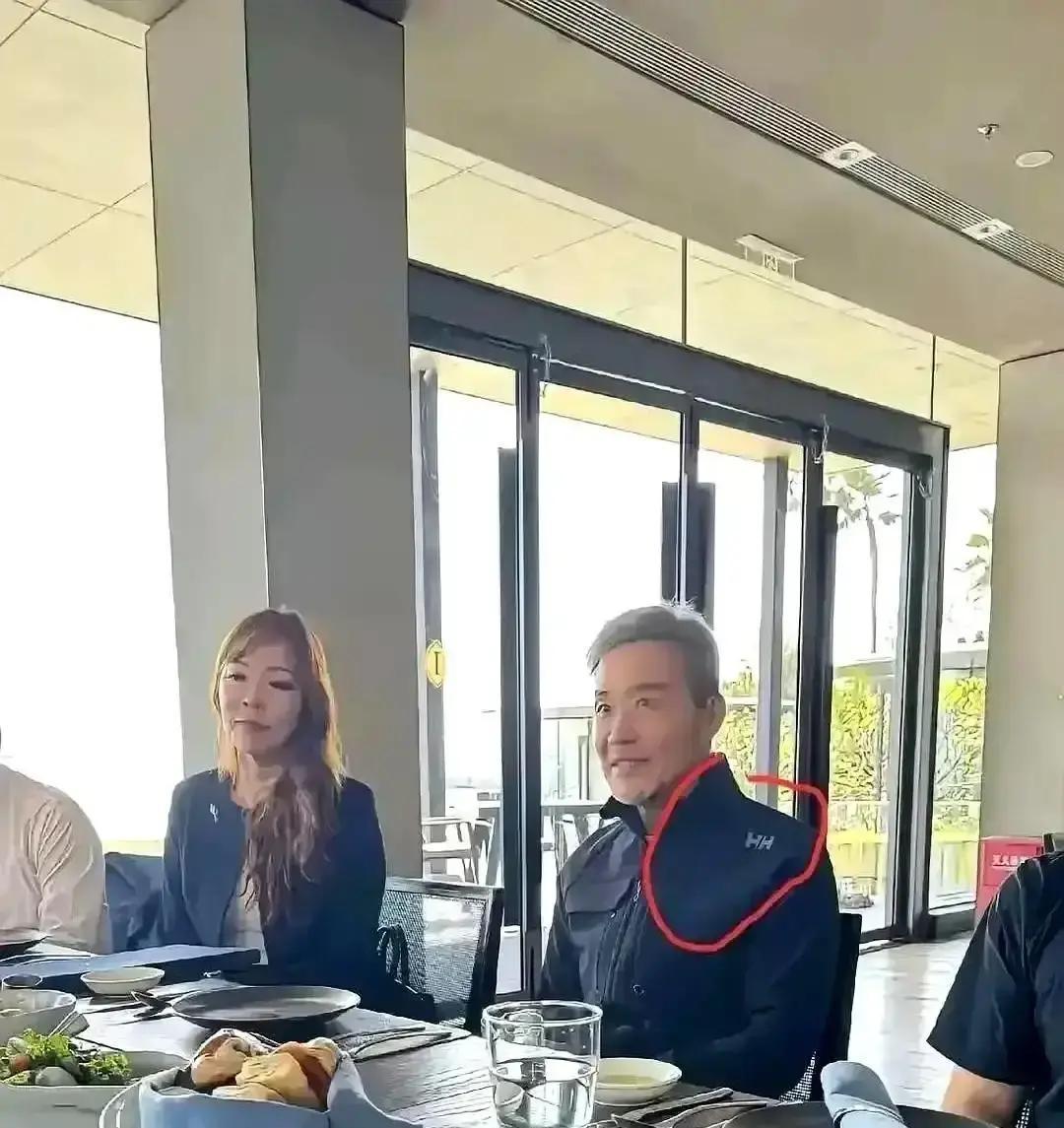 一件199夹克卖断货王石穿着它开完会，全网疯找同款。杭州素觉电商部说，一天