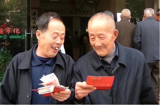 很多人不清楚，为什么公务员的退休金那么高？主要的原因，就是公务员缴纳社保的时间长