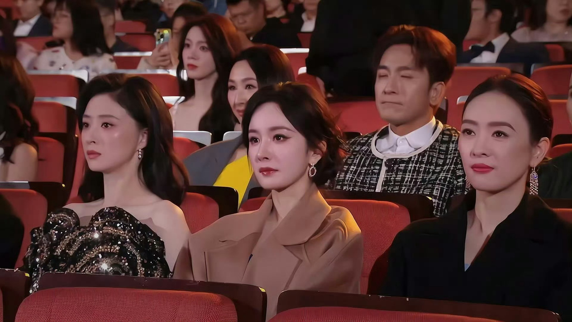 杨幂在微博视界大会现场观看表演时，被镜头捕捉到模仿