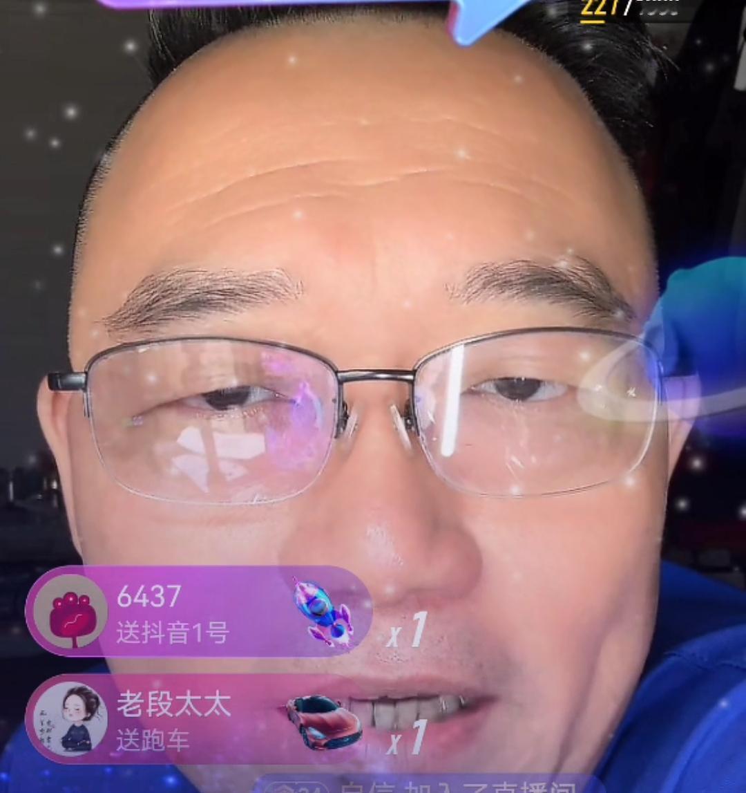 郑好复播，带货态度坚决。经过一个月封禁后，昨晚九点半，郑好如期直播。面对飘屏