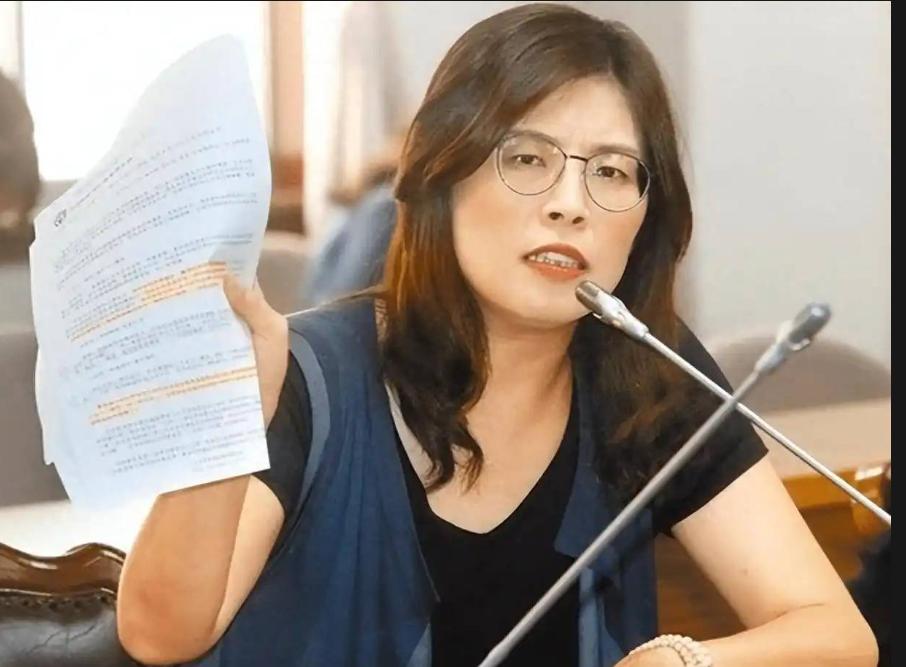 郑丽文稳了！郑丽文的势不可挡。网络民调数据不差，但现实中的国民党主席选