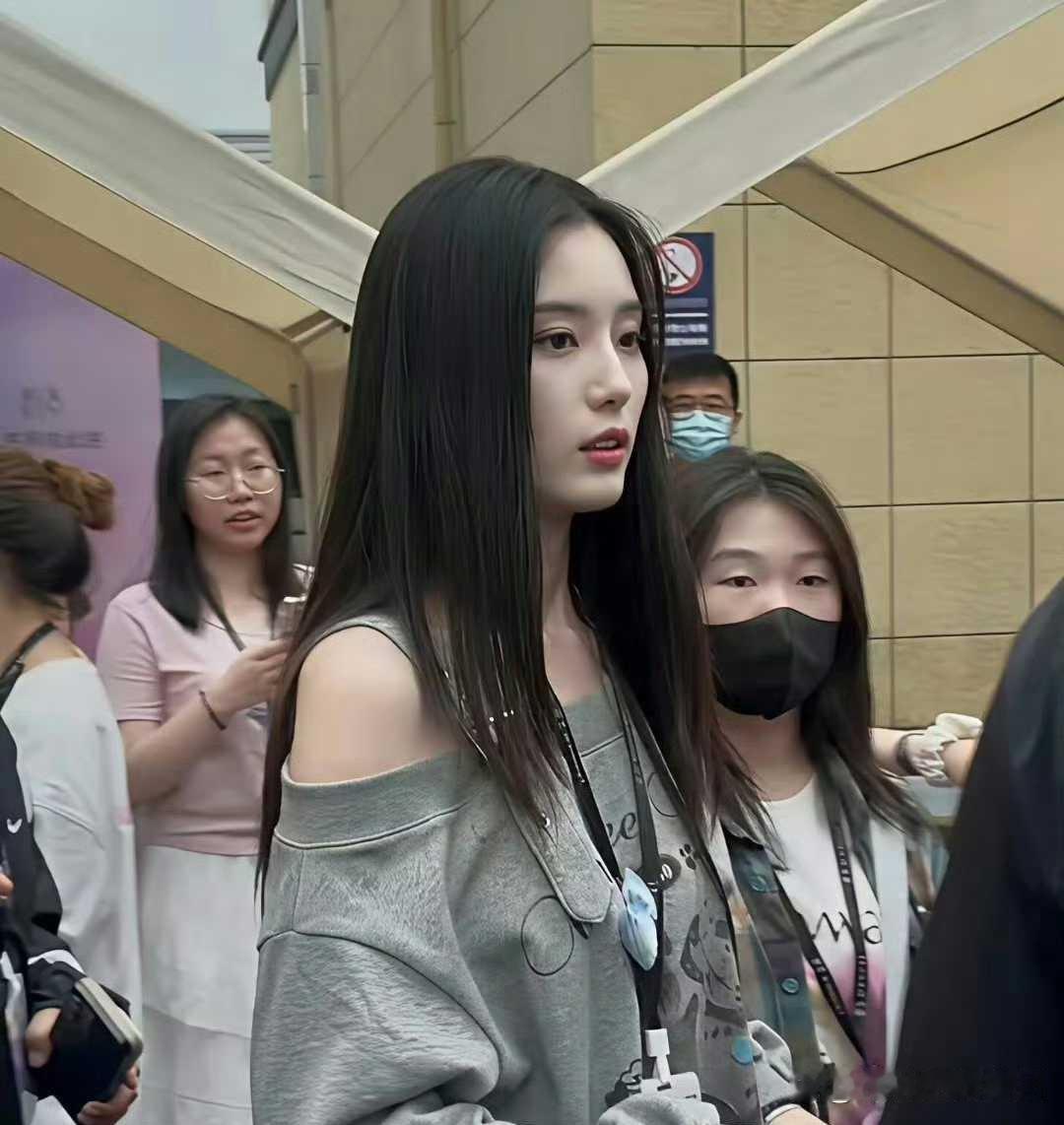 徐艺洋真的和小说女主一样，家境殷实，长相漂亮