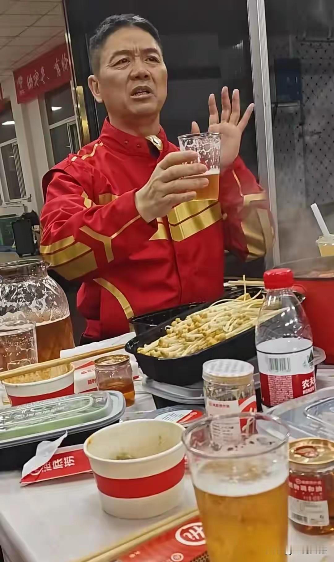 刘强东先生回报家乡父老乡亲的事情，的确要人非常的感动，这就是滴水之恩，涌泉相报，