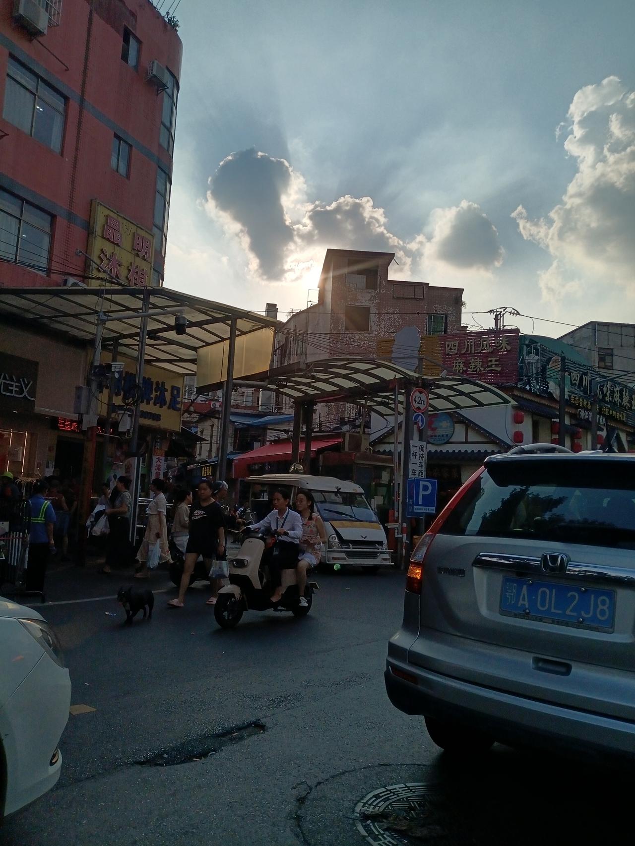 广州海珠区鹭江村江南医院门口，从这个卡口进去就是广州的鹭江村了，里面的工厂出租房