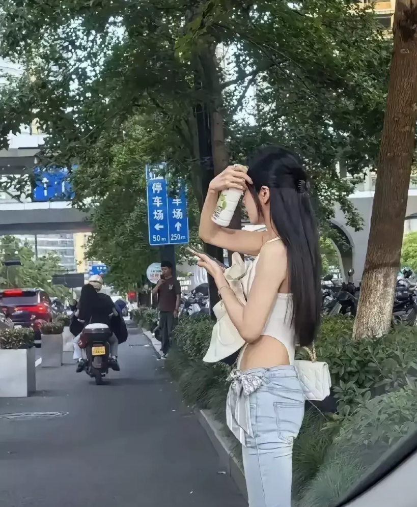 广东深圳，有一名网约车师傅驾车前去接人，远远看到一名女子在路边等车，网约车师傅以