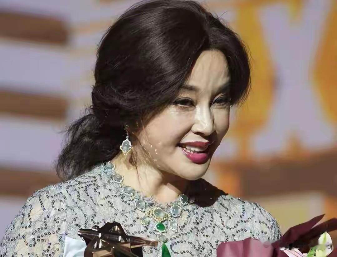 近日，75岁的传奇影后刘晓庆在古装短剧《锦绣安然》中饰演17岁少女，并与小自己3