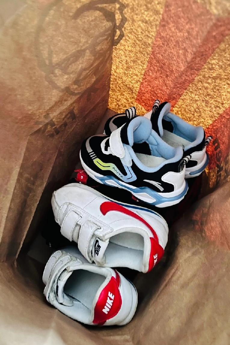 我小叔子一家如果不跟我公婆住一起，估计都活不下去。他们一家，只有我小叔子一个人4