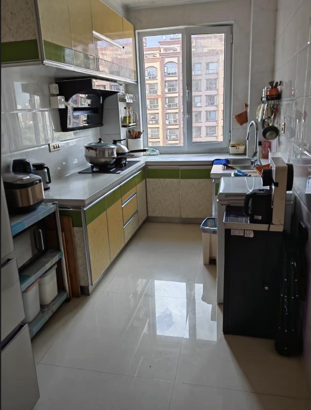 张姐结婚快三十年了，老公有个特别的习惯。每次下厨都会边做菜边收拾，洗完菜就放盆子