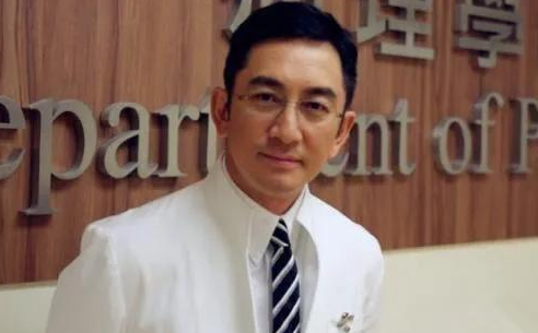 2007年，43岁的吴启华娶了比自己小21岁石洋子，结婚7年近5亿家产被石洋子挥