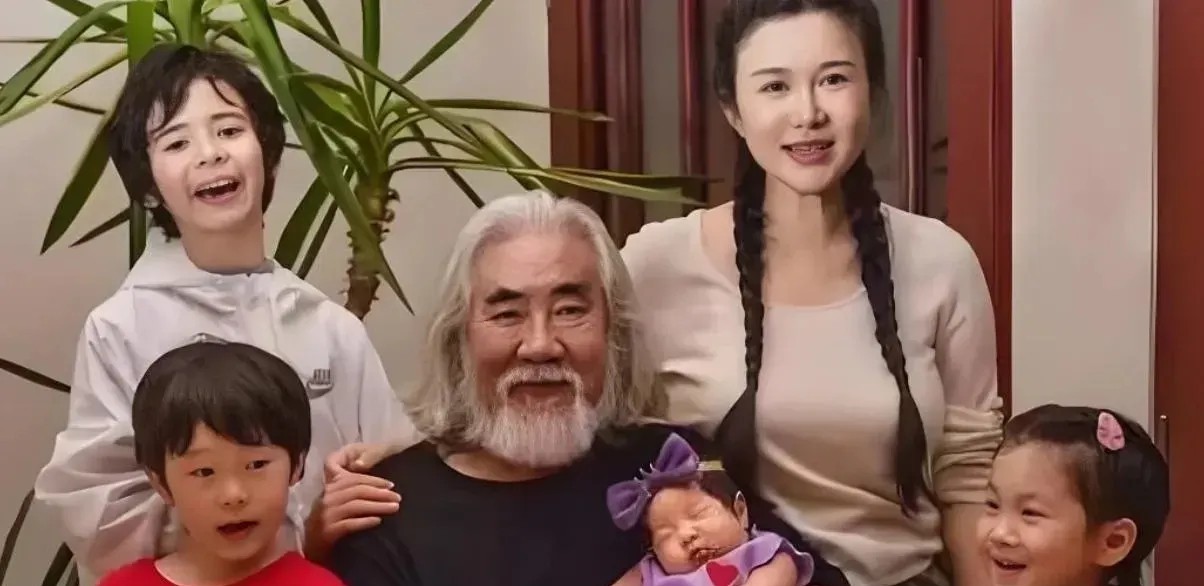 其实杜星霖的日子也不好过…老公张纪中已74岁了，头发胡子白了一大把，稍微干点家