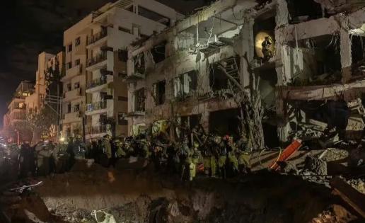 伊朗昨晚发射的中程弹道导弹对以色列特拉维夫市中心打击之后，造成了严重破坏。导弹击