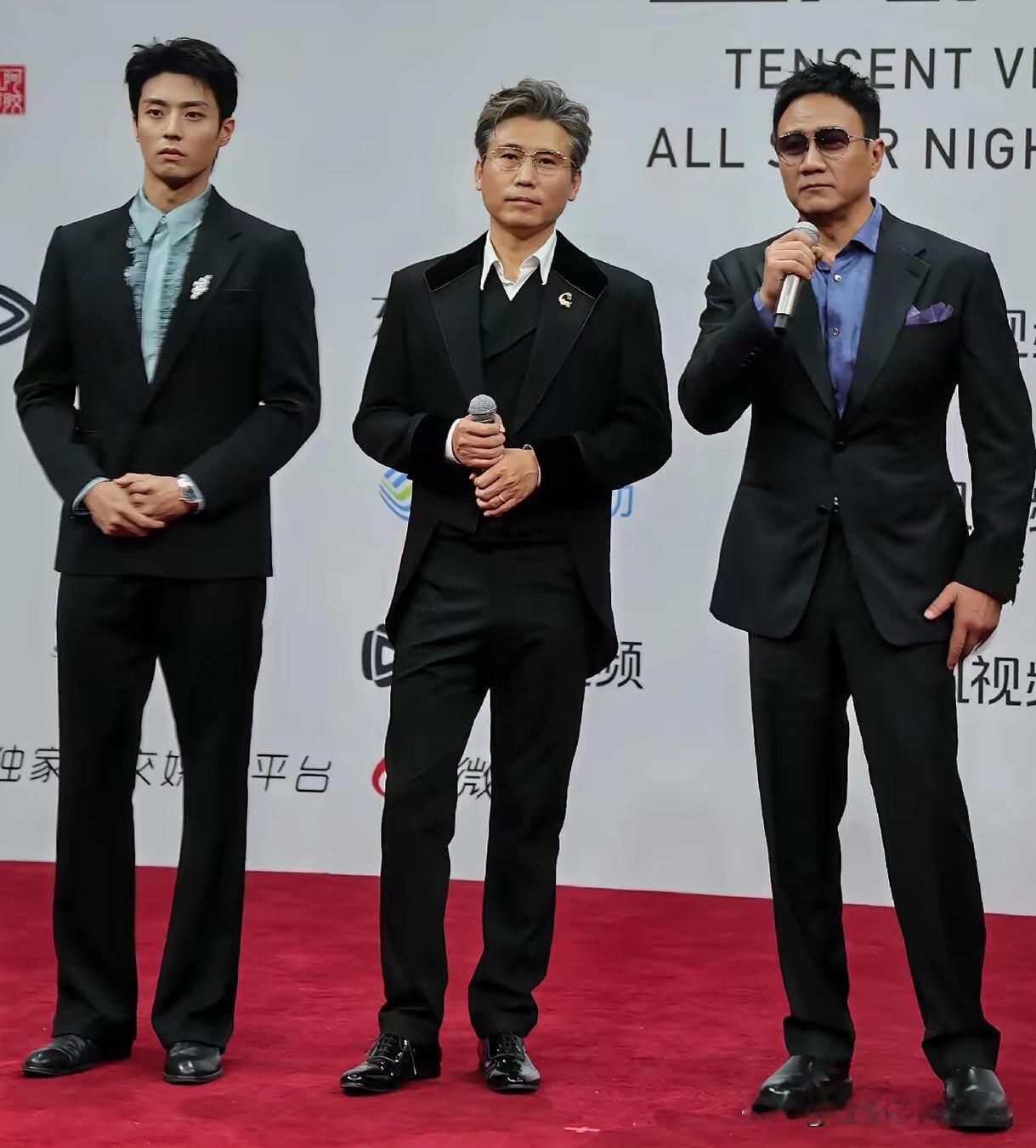 三位男明星同框，演技不是站在正中间C位的李乃文，也不是左边身材高挑的帅哥，而是右