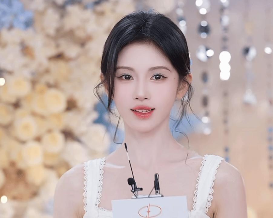 鞠婧祎直播是活泼可爱的，为啥明星开直播滤镜开这么重啊？都看不清五官了[捂脸哭]​