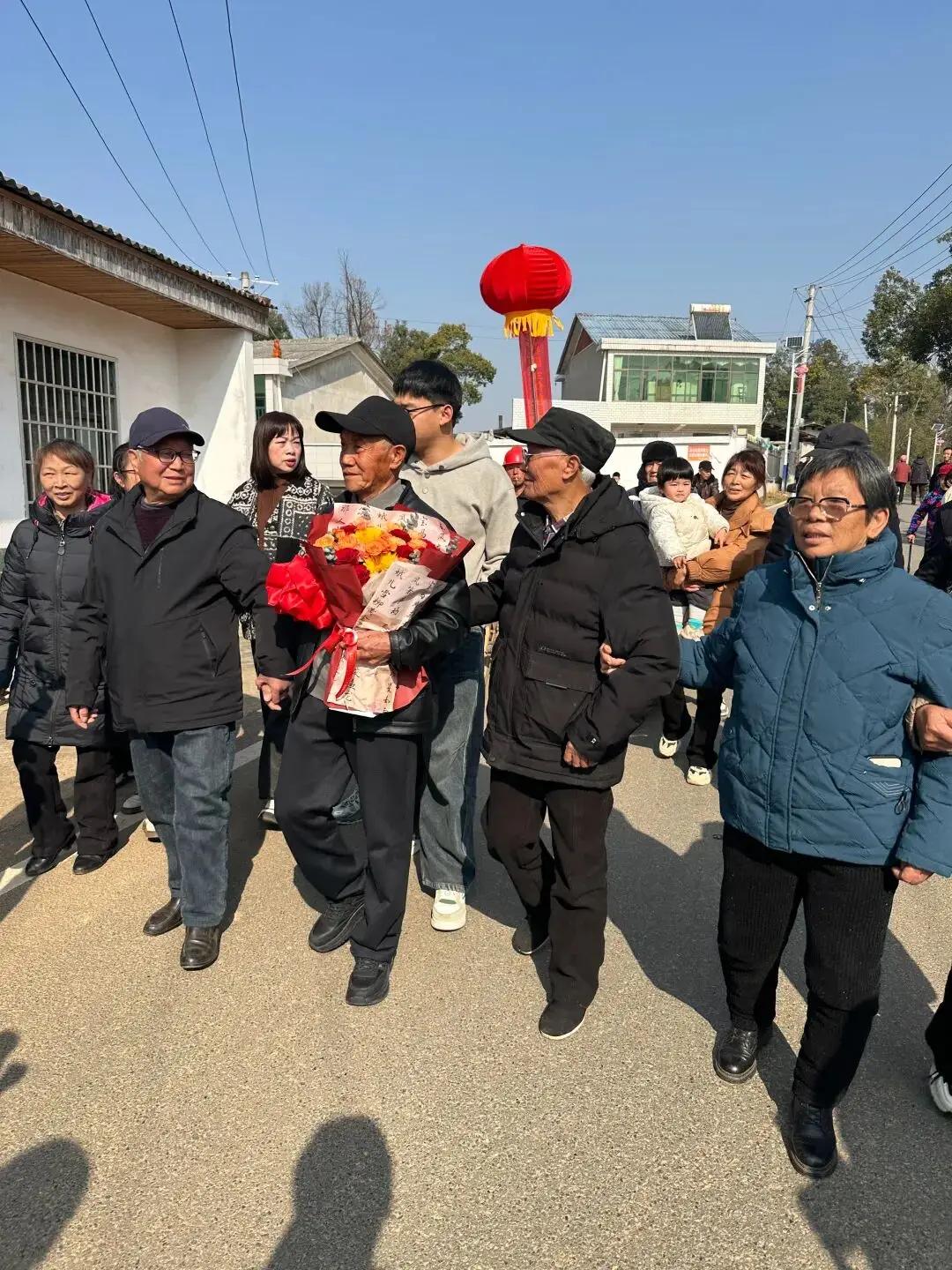 湖南湘阴，一名72岁的老人，5岁的时候就走失，被河北邯郸的养父母收养，但是一直没