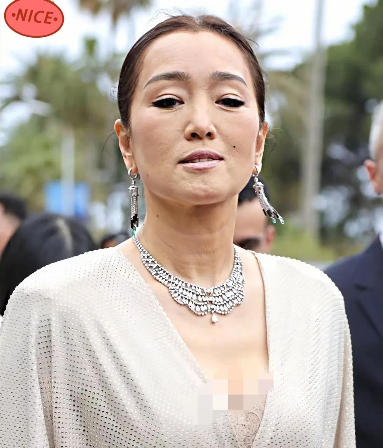 这还是当年的秋香吗？岁月不饶人啊，涂了粉底依然掩盖不住胶原蛋白部分的流失，但气