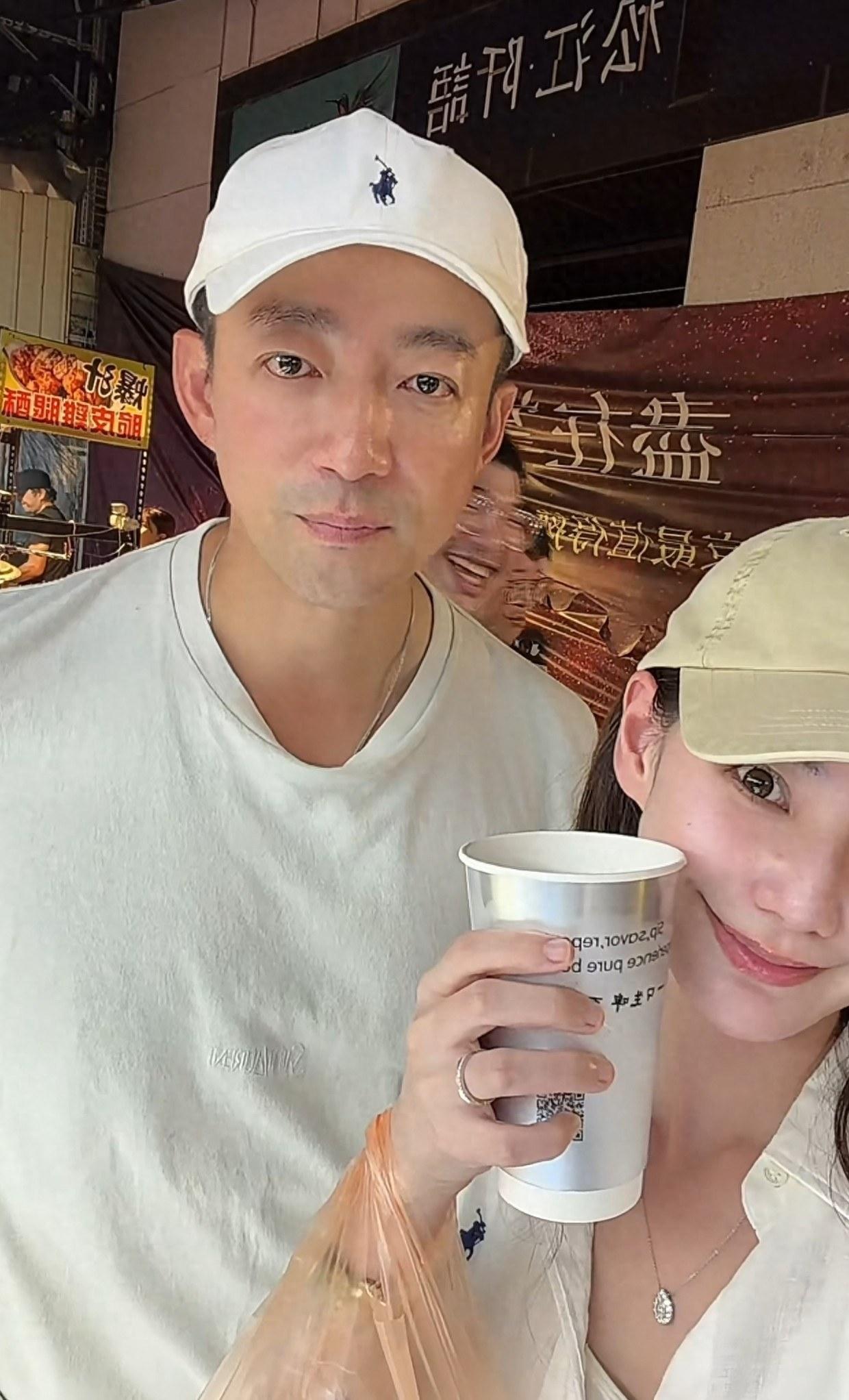 汪小菲、筱梅带霖霖逛夜市被拍！全程手牵手，胜似亲母子，阿嬷一句说漏玥儿已开学，汪