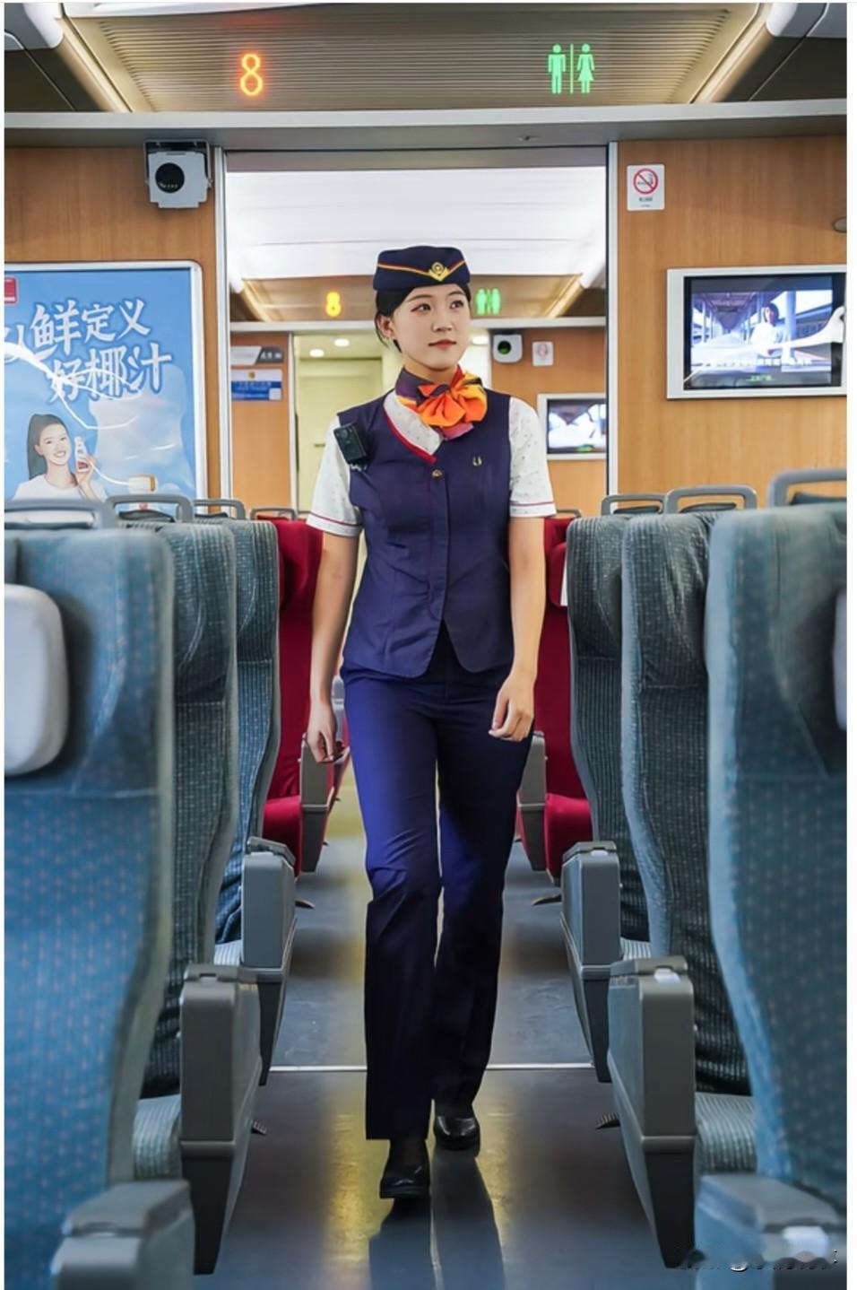 我表姐在铁路上跑高铁都五年了，上次聊天的时候，她跟我说起了自己的工资条，真是颠覆