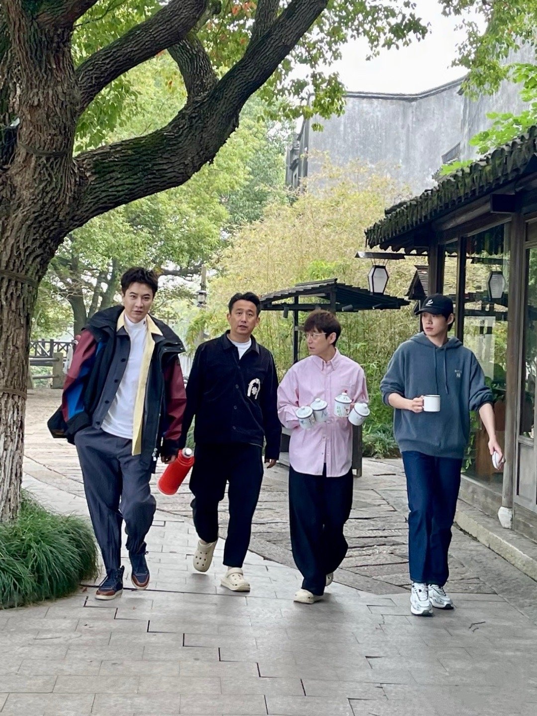 魏大勋拍综艺的路透像拍电影向往的生活谁被魏大勋的《向往的生活》路透帅到了？乌镇