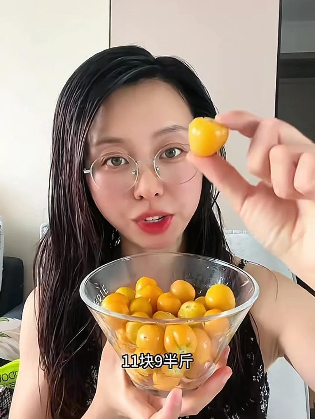 田静真聪明，一大早上起来洗洗头，顺便推荐沐浴露，洗完头，吃一杯姑娘果，酸酸甜甜，