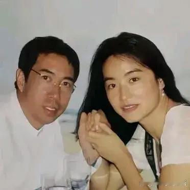 林青霞刚刚嫁给邢李㷧时候，那时候她40岁了，好像20多岁的小姑娘。